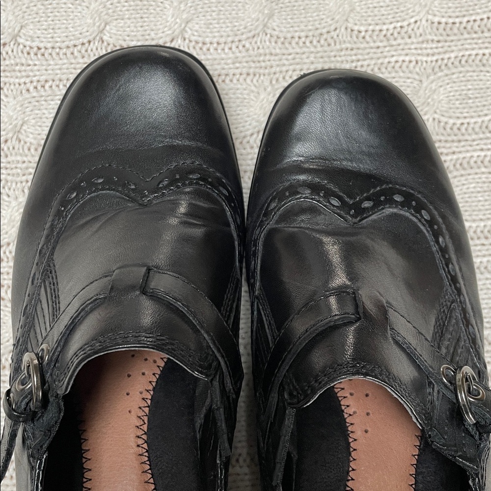 Earth Origins Sz 7.5 Womens "Carma 2" Black Wingtip Leather Slip On Shoes - Picture 3 of 15